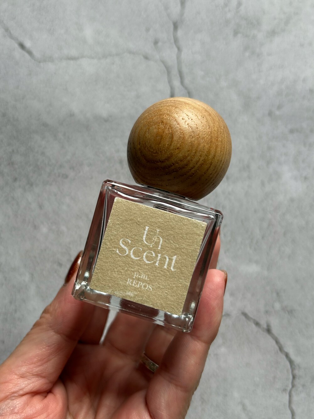 ホワイト系の香水を着用したレディースの秋コーディネートの3枚目の写真