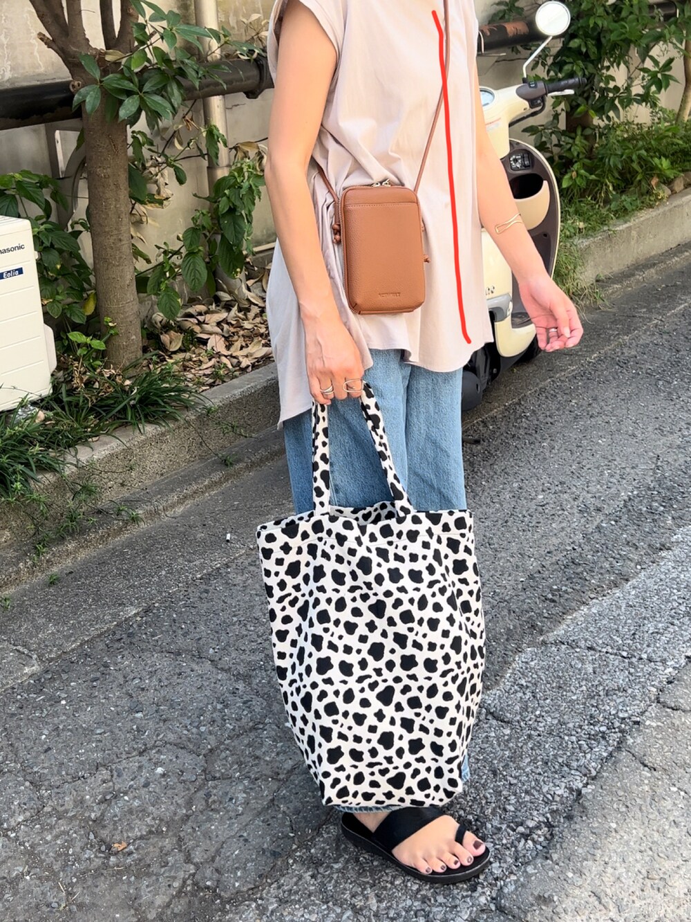 その他のトートバッグ、グレー系のショルダーバッグ、ブルー系のデニムパンツを着用したレディースの夏コーディネートの2枚目の写真