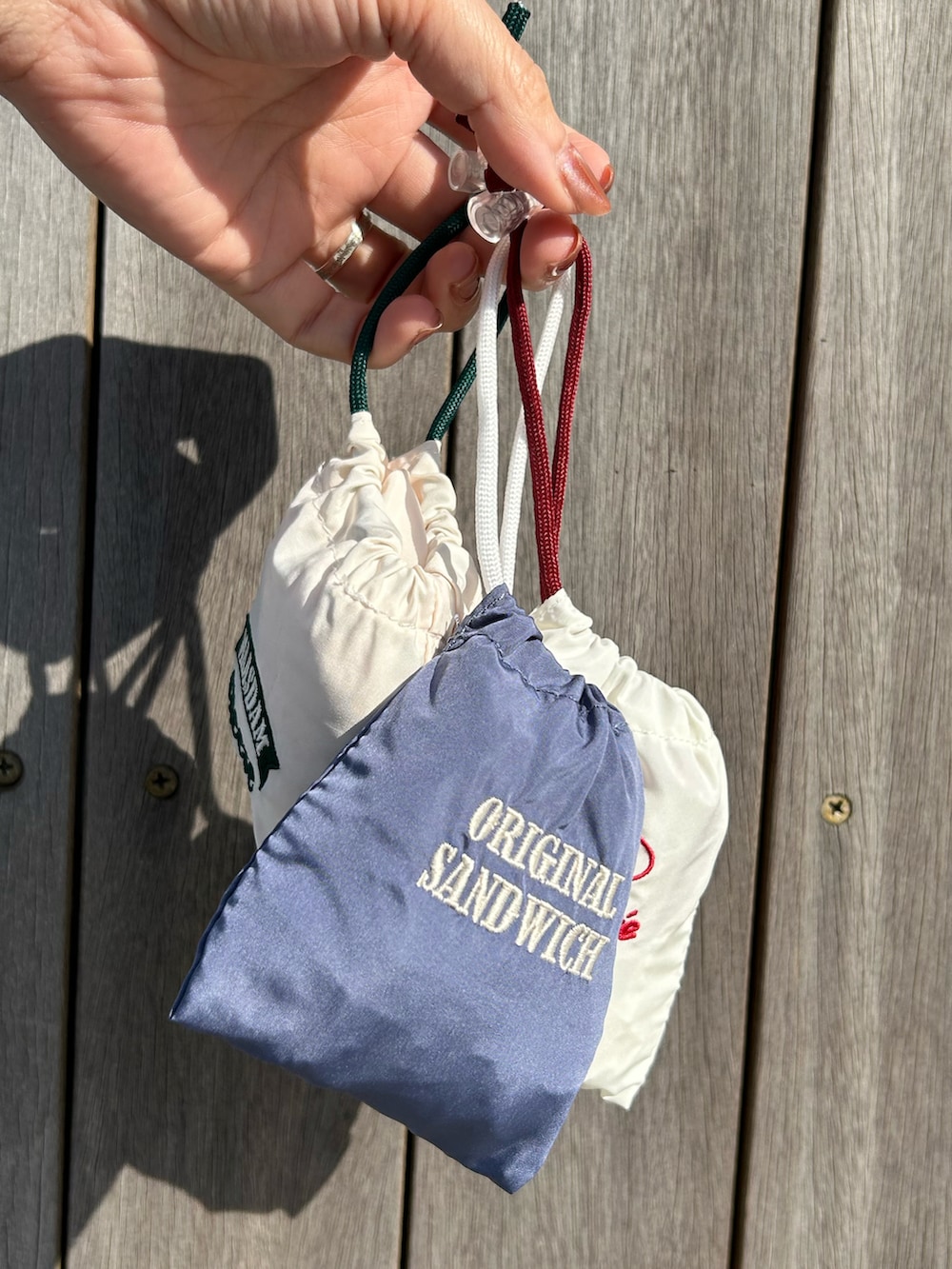 ホワイト系のエコバッグ/サブバッグを着用したレディースの春コーディネートの3枚目の写真