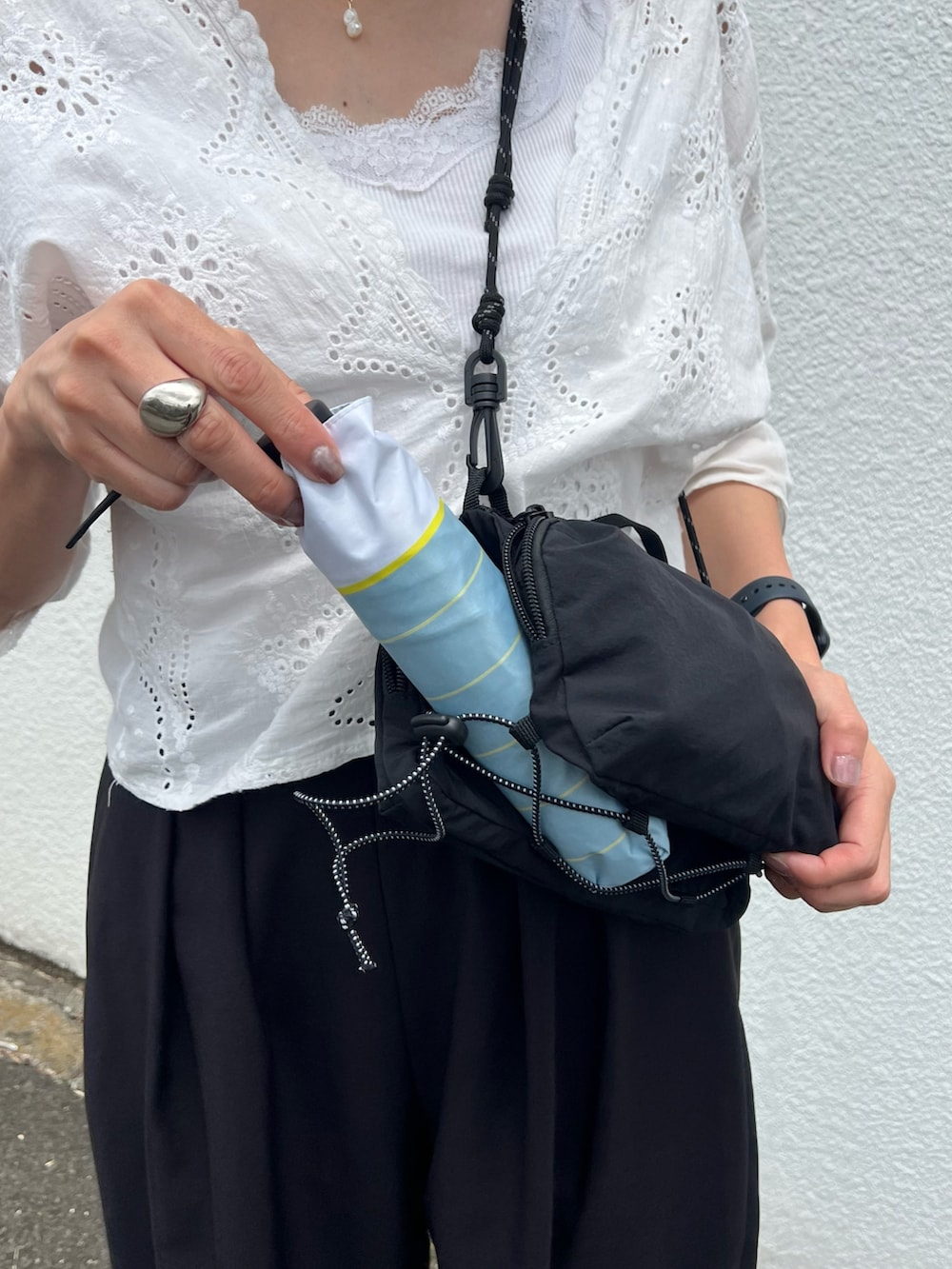 ブラック系のショルダーバッグを着用したレディースの夏コーディネートの4枚目の写真