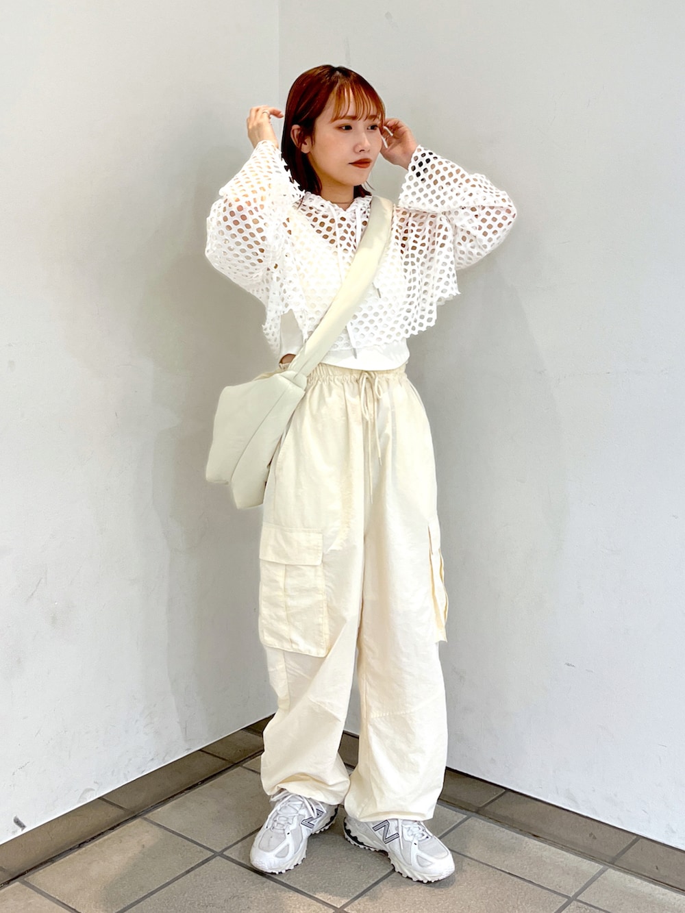 ホワイト系のカーゴパンツ、ホワイト系のパーカーを着用したレディースの春コーディネートの2枚目の写真