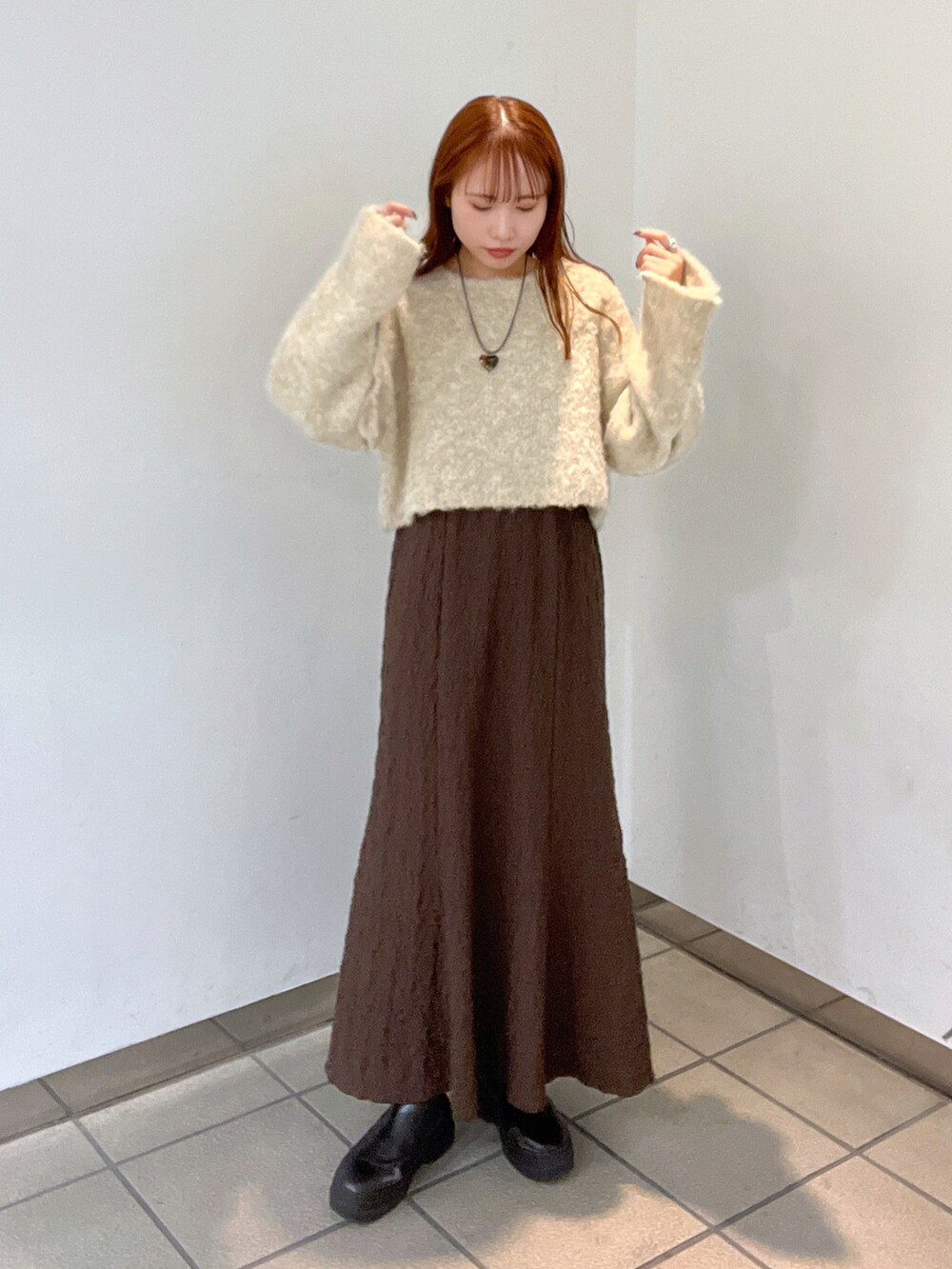 「秋冬コーデ、シンプルコーデ、お出かけコーデ、オトナカワイイ、大人カジュアル、秋コーデ、低身長女子、低身長コーデ、ゆるニット」｜「w closetのマーメイドキャミワンピース（ワンピース、ブラウン系）」を使った、みかさん（骨格ストレート・レディース・152cm）の秋コーディネートの3枚目の写真