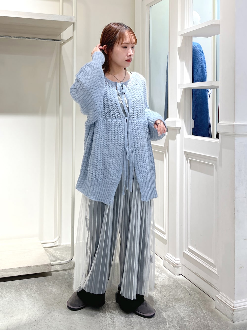 ブルー系のニット/セーター、ホワイト系のワンピース、ブラック系のその他パンツを着用したレディースの夏コーディネートの2枚目の写真