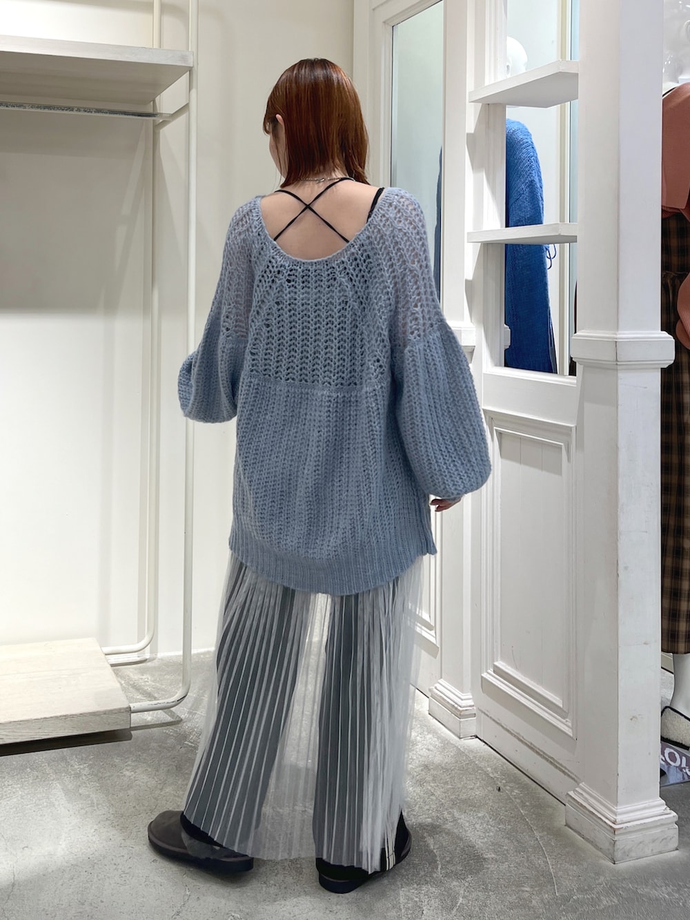 ブルー系のニット/セーター、ホワイト系のワンピース、ブラック系のその他パンツを着用したレディースの夏コーディネートの3枚目の写真