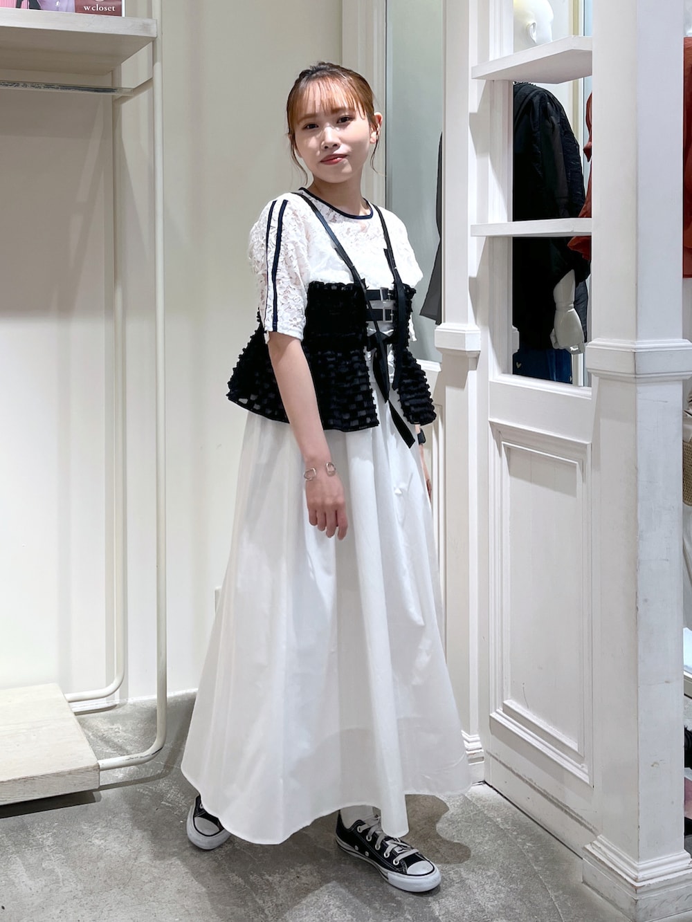 ホワイト系のTシャツ/カットソー、ホワイト系のワンピース、ブラック系のその他トップスを着用したレディースの夏コーディネートの2枚目の写真