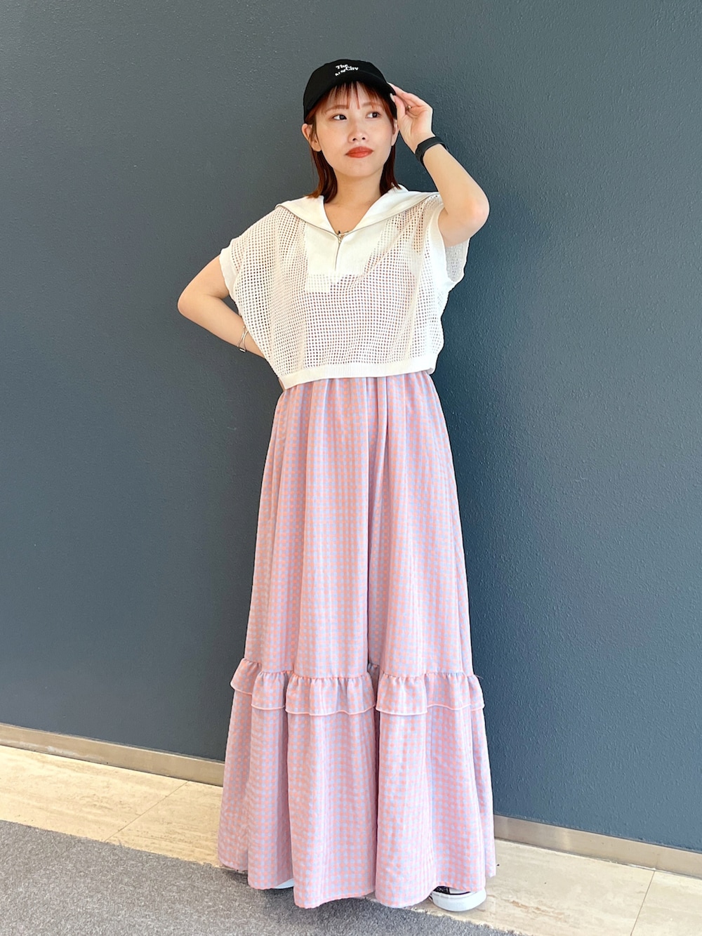 オレンジ系のワンピース、ブラック系のワンピースを着用したレディースの春コーディネートの3枚目の写真