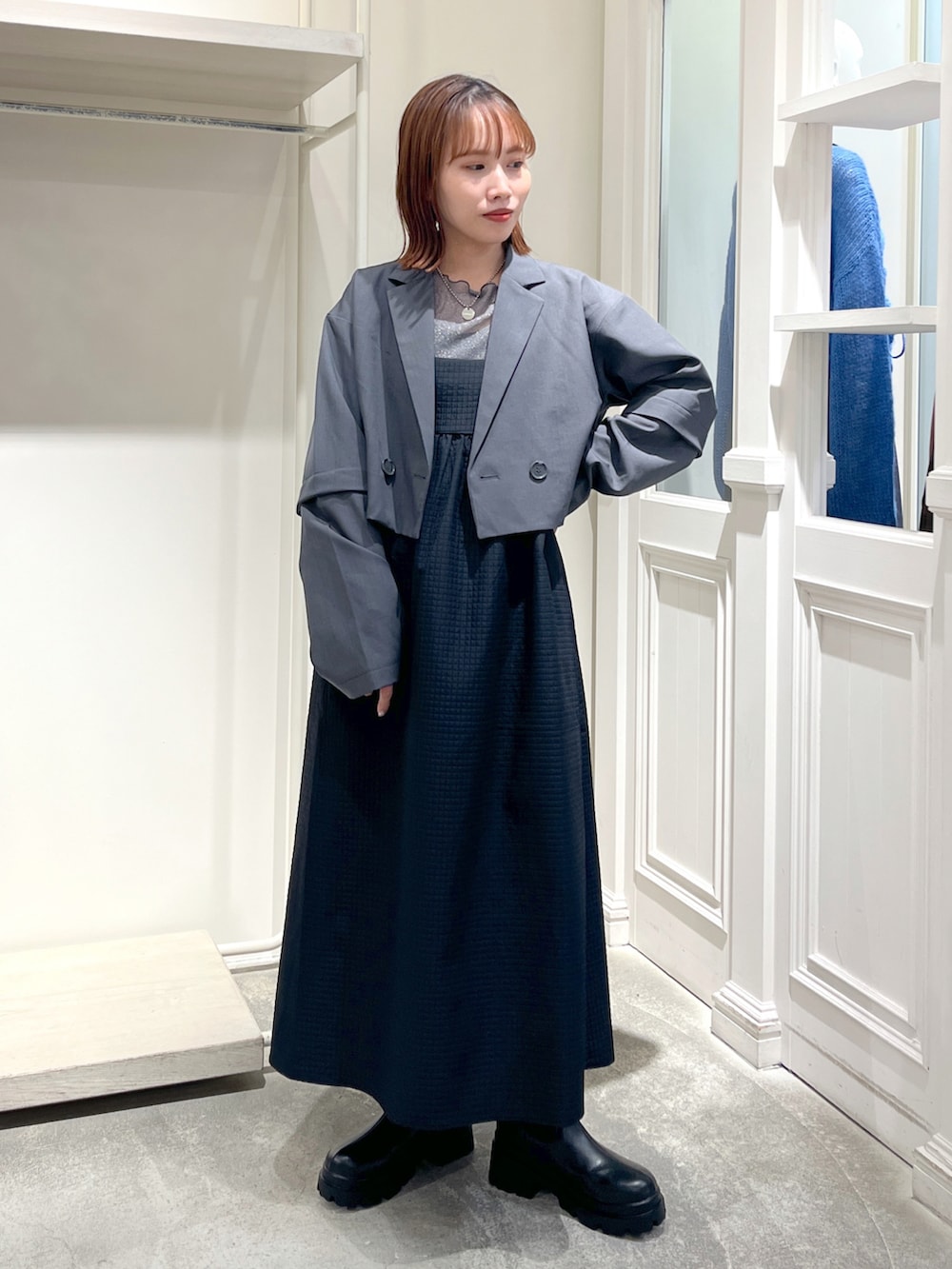 グレー系のTシャツ/カットソー、ブラック系のワンピース、グレー系のテーラードジャケットを着用したレディースの夏コーディネートの2枚目の写真