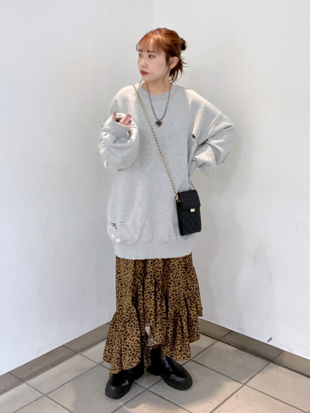 ブラウン系のワンピース、グレー系のスウェットを着用したレディースの秋コーディネートの3枚目の写真