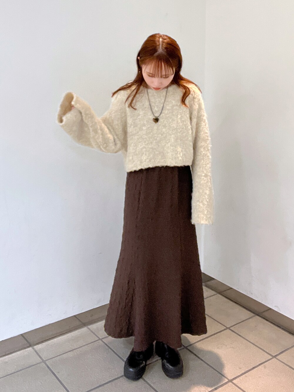 「秋冬コーデ、シンプルコーデ、お出かけコーデ、オトナカワイイ、大人カジュアル、秋コーデ、低身長女子、低身長コーデ、ゆるニット」｜「w closetのマーメイドキャミワンピース（ワンピース、ブラウン系）」を使った、みかさん（骨格ストレート・レディース・152cm）の秋コーディネートの2枚目の写真