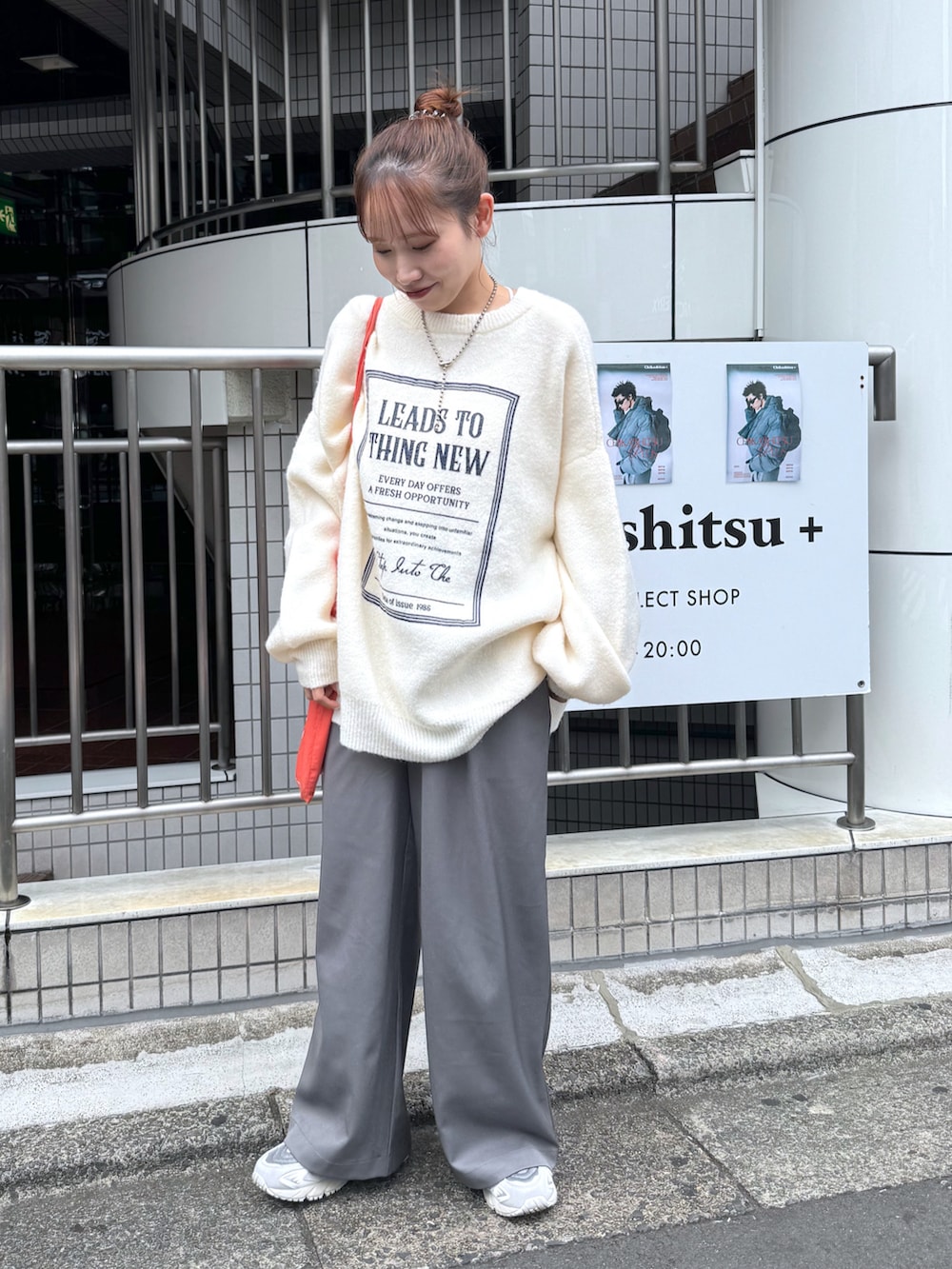 ホワイト系のニット/セーター、グレー系のその他パンツ、グレー系のスニーカーを着用したレディースの秋コーディネートの2枚目の写真