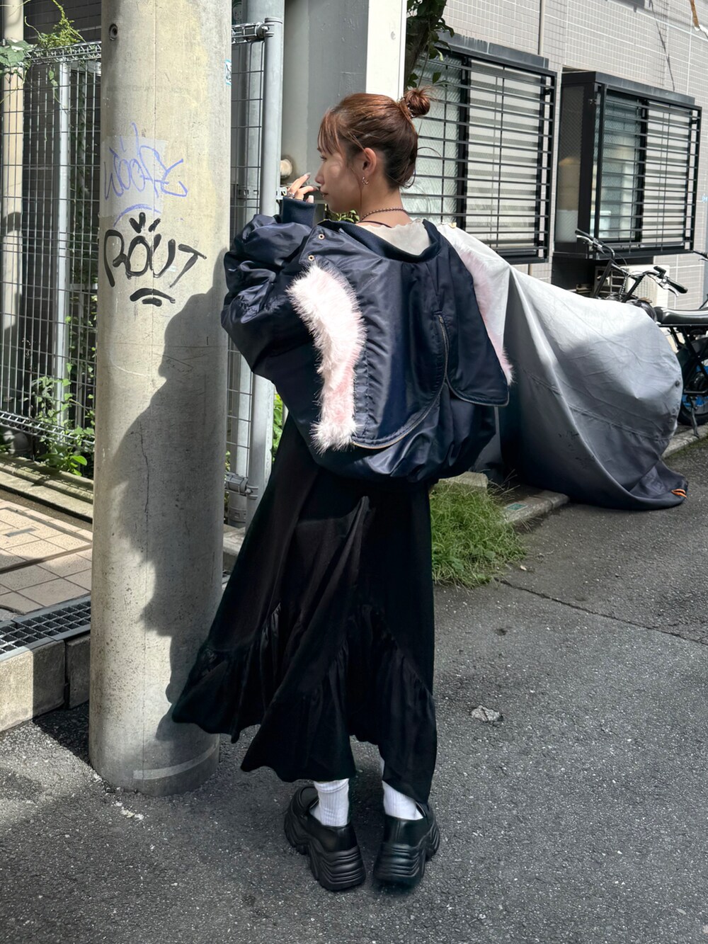 ブルー系のダウンジャケット/コートを着用したレディースの秋コーディネートの3枚目の写真