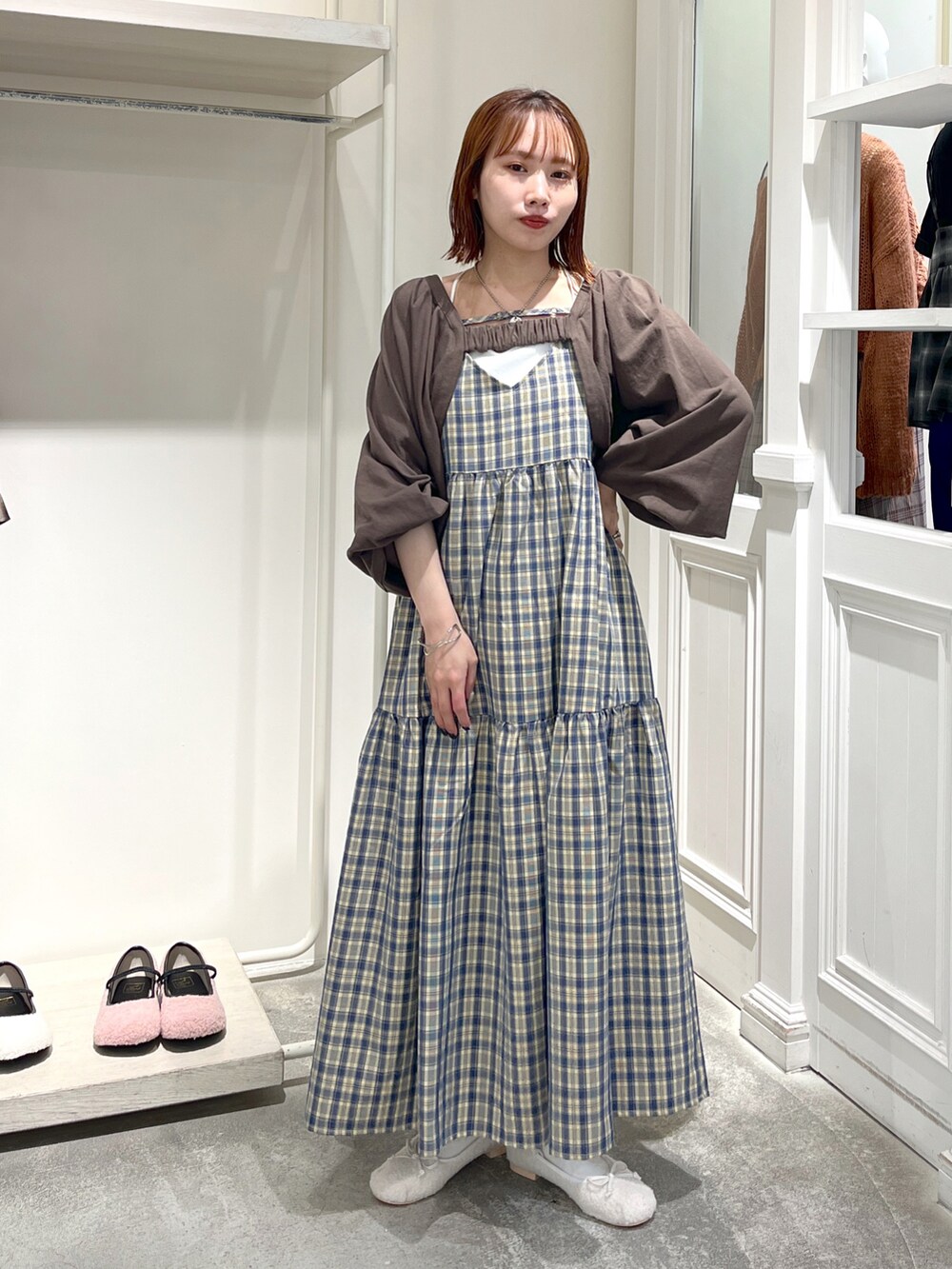 ブラウン系のワンピース、ホワイト系のパンプスを着用したレディースの夏コーディネートの2枚目の写真