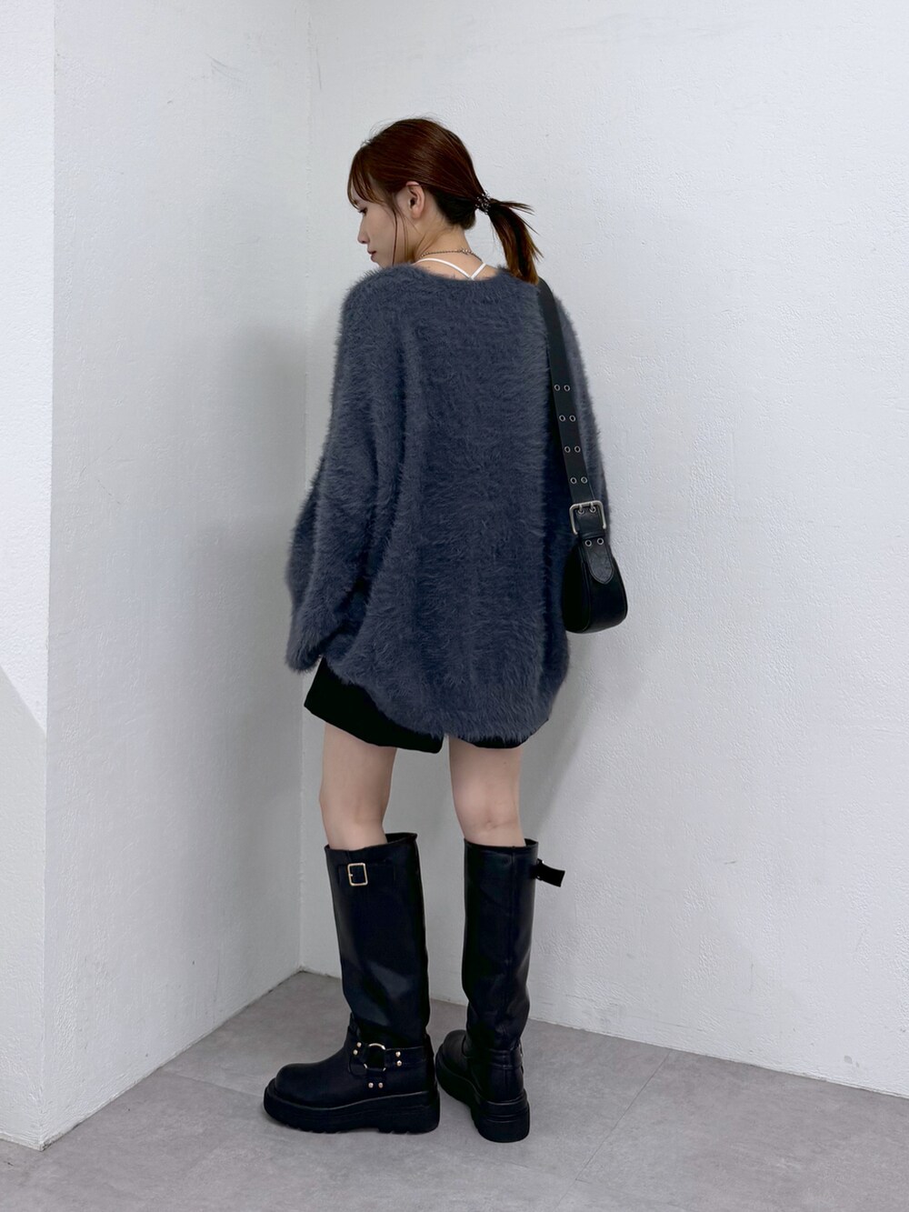 グレー系のカーディガン/ボレロを着用したレディースの秋コーディネートの3枚目の写真