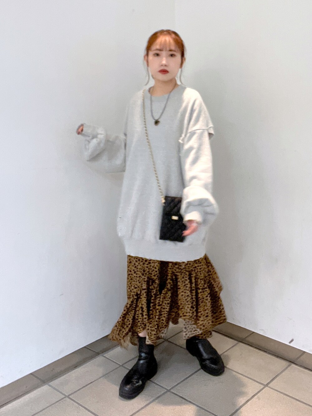 ブラウン系のワンピース、グレー系のスウェットを着用したレディースの秋コーディネートの2枚目の写真