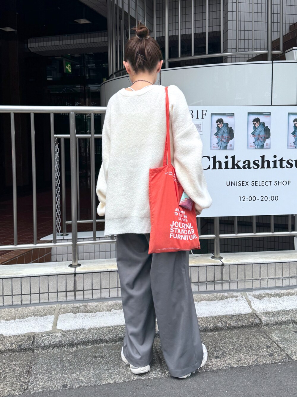 ホワイト系のニット/セーター、グレー系のその他パンツ、グレー系のスニーカーを着用したレディースの秋コーディネートの3枚目の写真