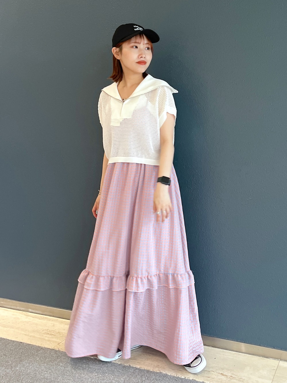 オレンジ系のワンピース、ブラック系のワンピースを着用したレディースの春コーディネートの2枚目の写真