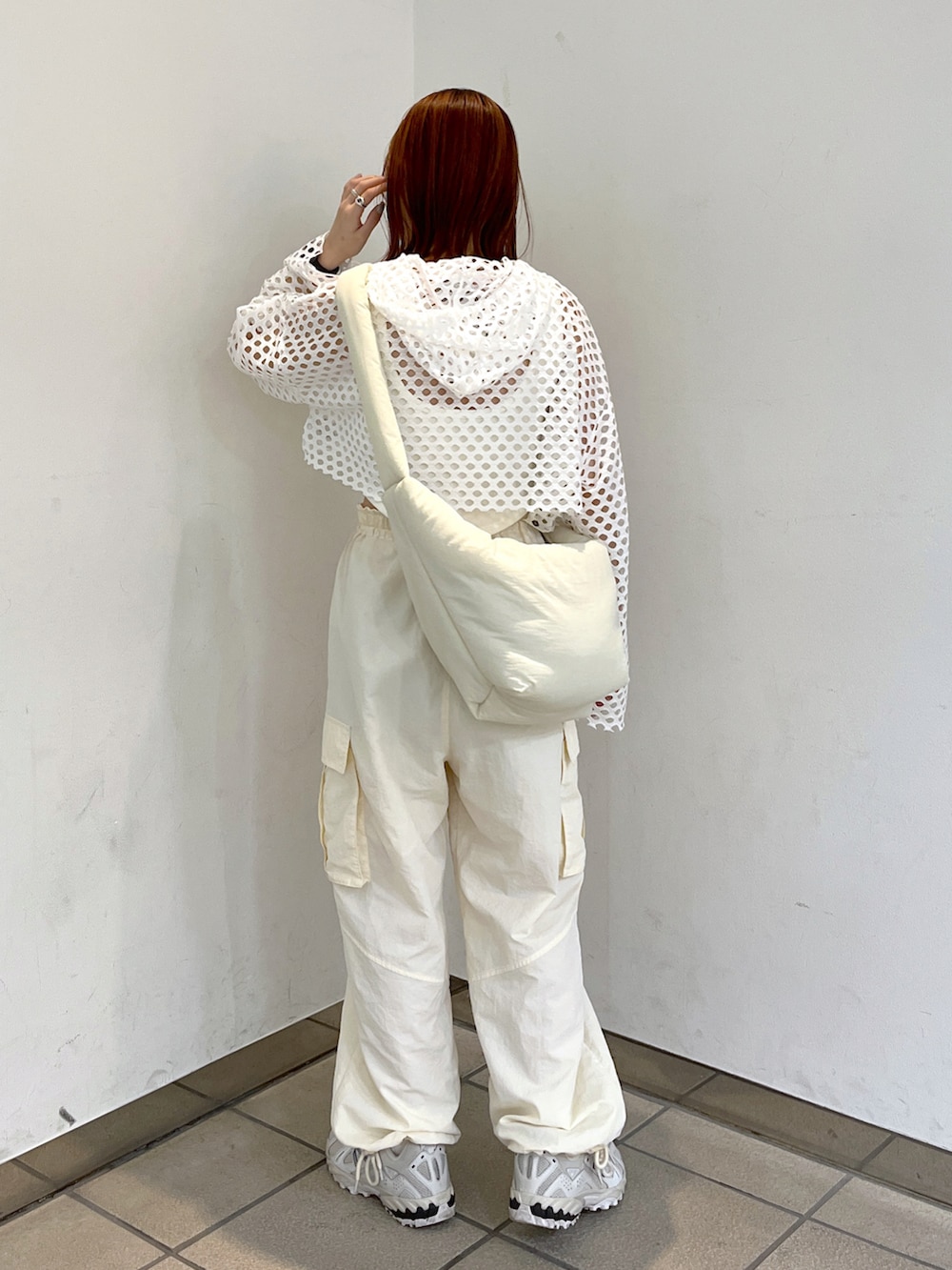 ホワイト系のカーゴパンツ、ホワイト系のパーカーを着用したレディースの春コーディネートの3枚目の写真