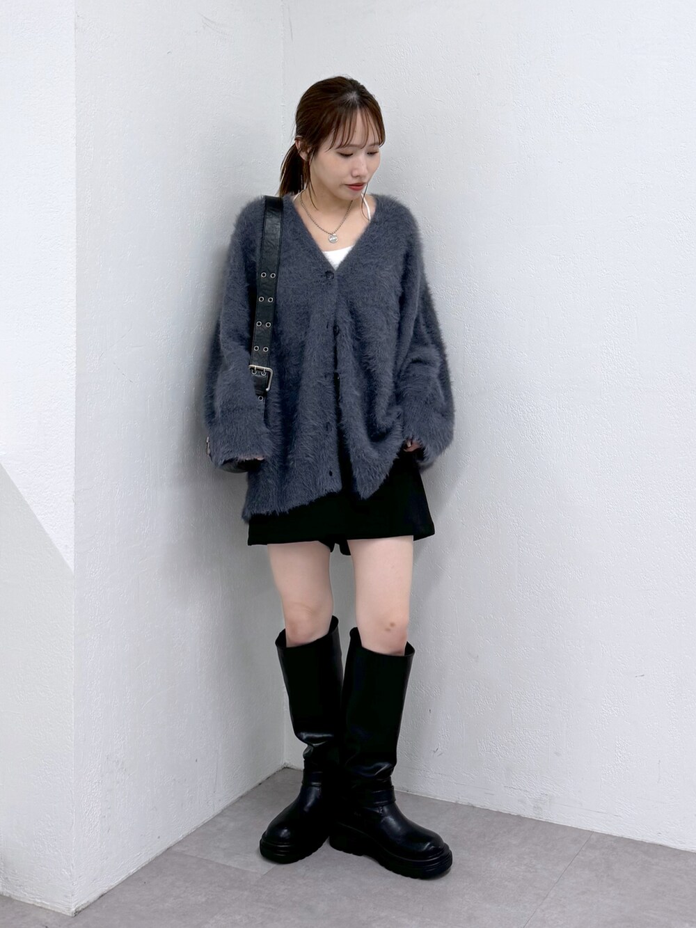 グレー系のカーディガン/ボレロを着用したレディースの秋コーディネートの2枚目の写真