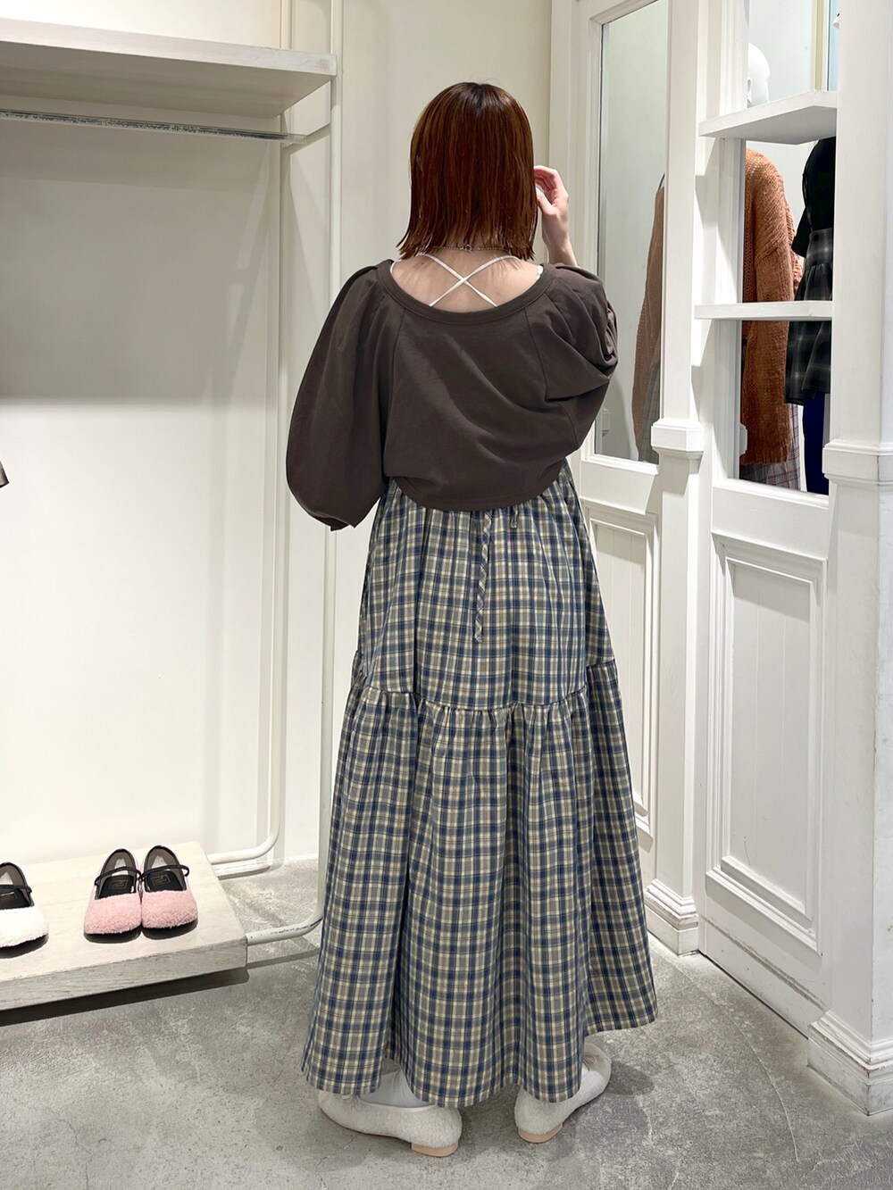 ブラウン系のワンピース、ホワイト系のパンプスを着用したレディースの夏コーディネートの3枚目の写真