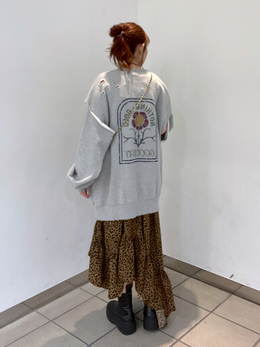 ブラウン系のワンピース、グレー系のスウェットを着用したレディースの秋コーディネートの4枚目の写真