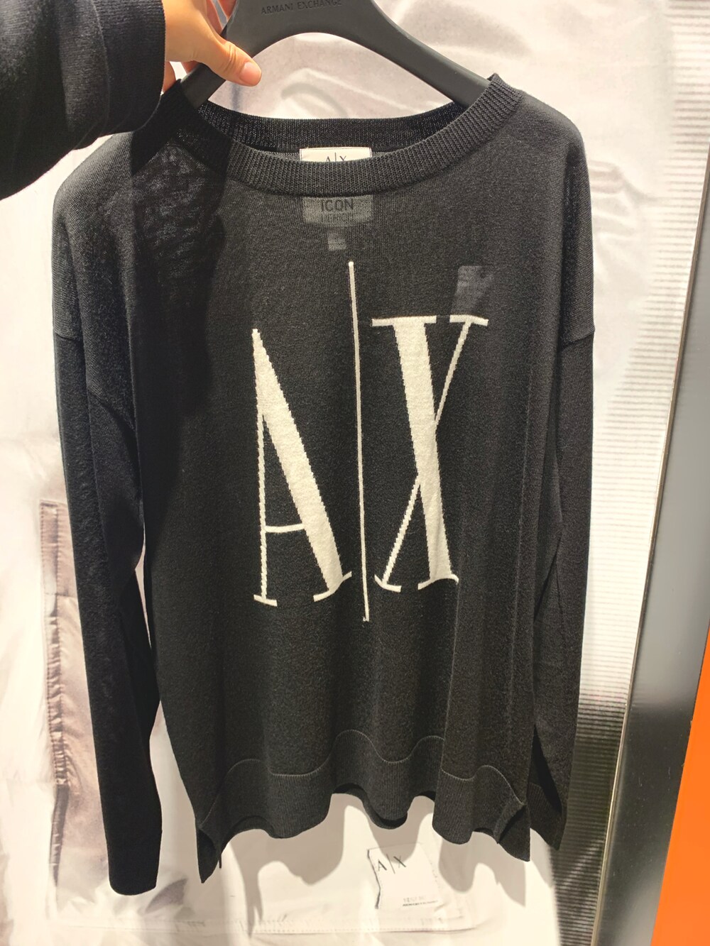 「オトナカジュアル、休日スタイル、大人女子、ライダースジャケット、秋服コーデ、スカートスタイル、ママコーデ、AXchanger、AXchange、armaniexchange、Armani Exchange、シンプルコーデ、ニツト」|「ARMANI EXCHANGEの【A|X アルマーニ エクスチェンジ】ジオメトリック ミニハンドバッグ(ハンドバッグ、ホワイト系)」を使った、TTmmさん(レディース・163cm)の秋コーディネートの2枚目の写真