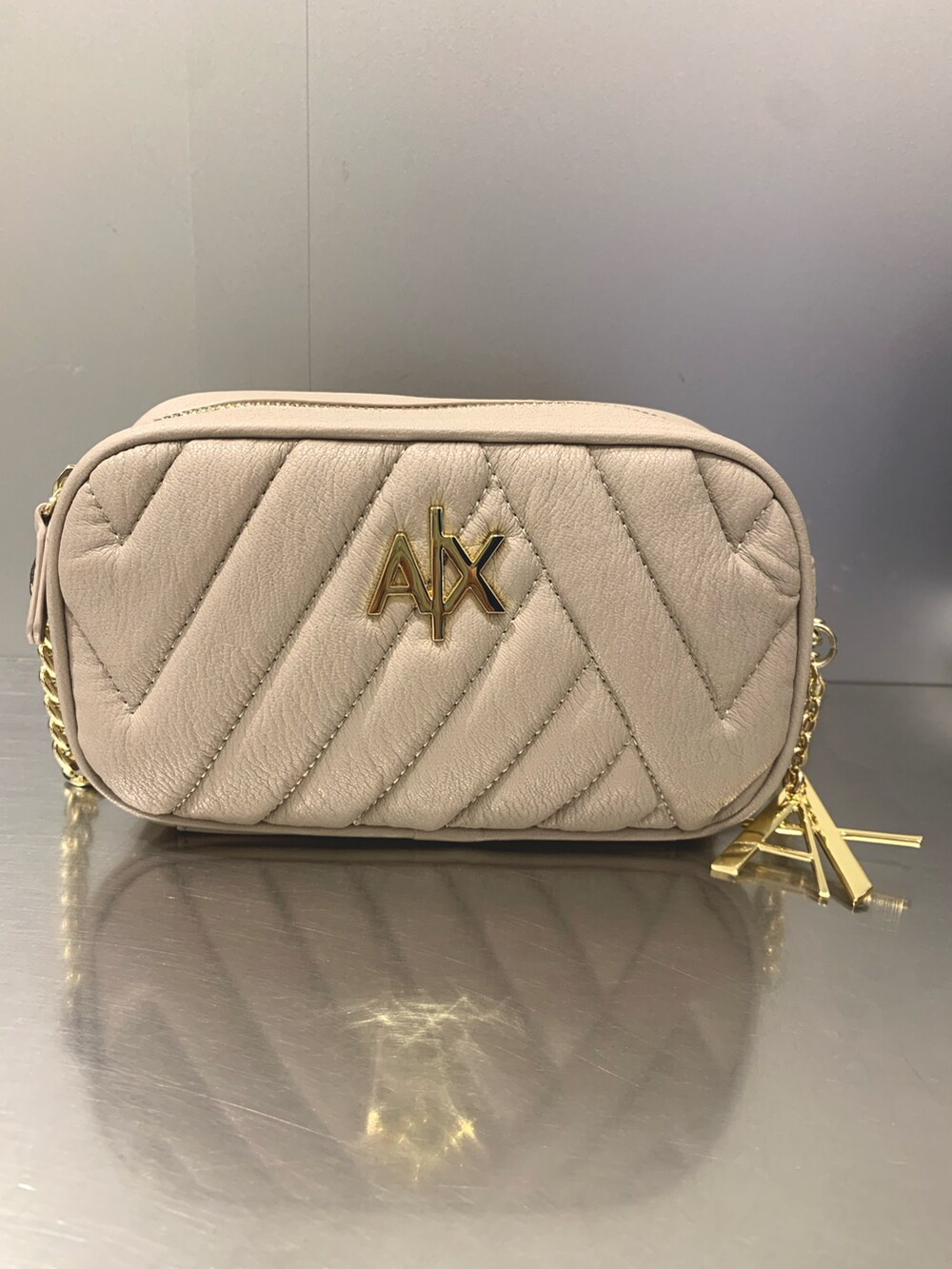 「オトナ女子、シンプルコーデ、コート、バッグ、ブーツ、ママコーデ、ジーンズ、armaniexchange、ARMANIEXCHANGE、AXchanger、AXchange、モノトーン、秋冬コーデ」|「ARMANI EXCHANGEの【A|X アルマーニ エクスチェンジ】キルティング ミニショルダーバッグ(ショルダーバッグ、ベージュ系)」を使った、TTmmさん(レディース・163cm)の秋コーディネートの2枚目の写真