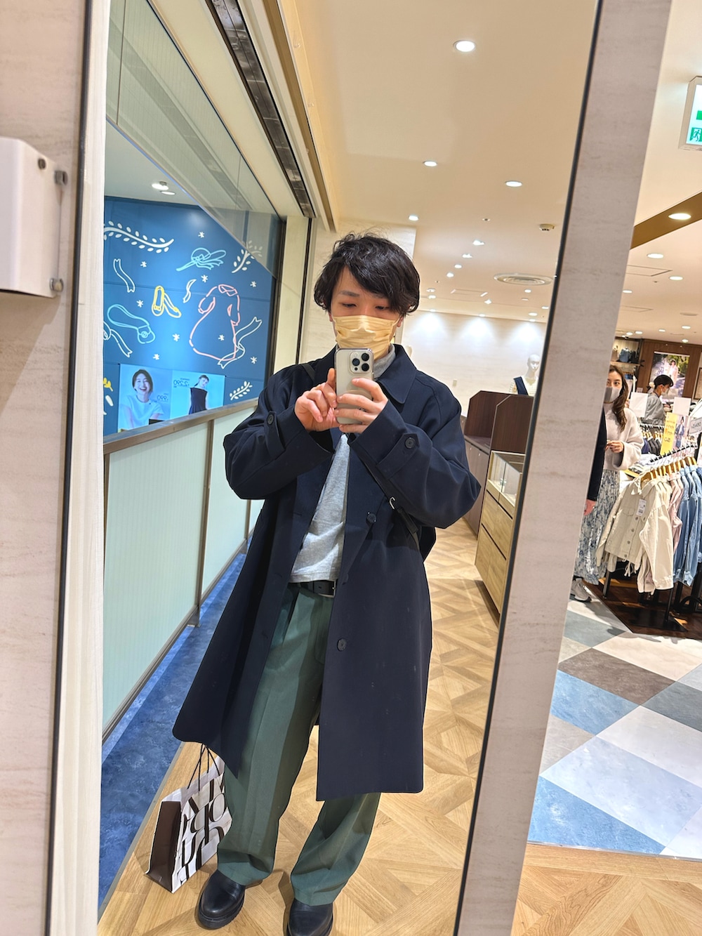 その他のジャケット/アウター、グレー系のトップス、ブラック系のブーツを着用したメンズの冬コーディネートの2枚目の写真