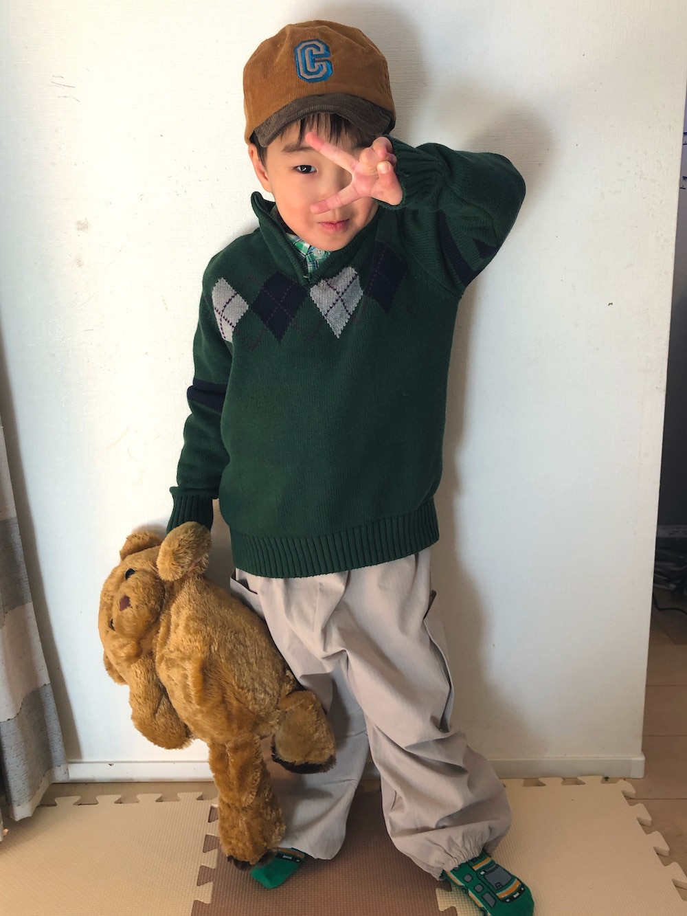 グリーン系のニット/セーター、ベージュ系のカーゴパンツ、その他の福袋/福箱を着用したキッズの冬コーディネートの2枚目の写真