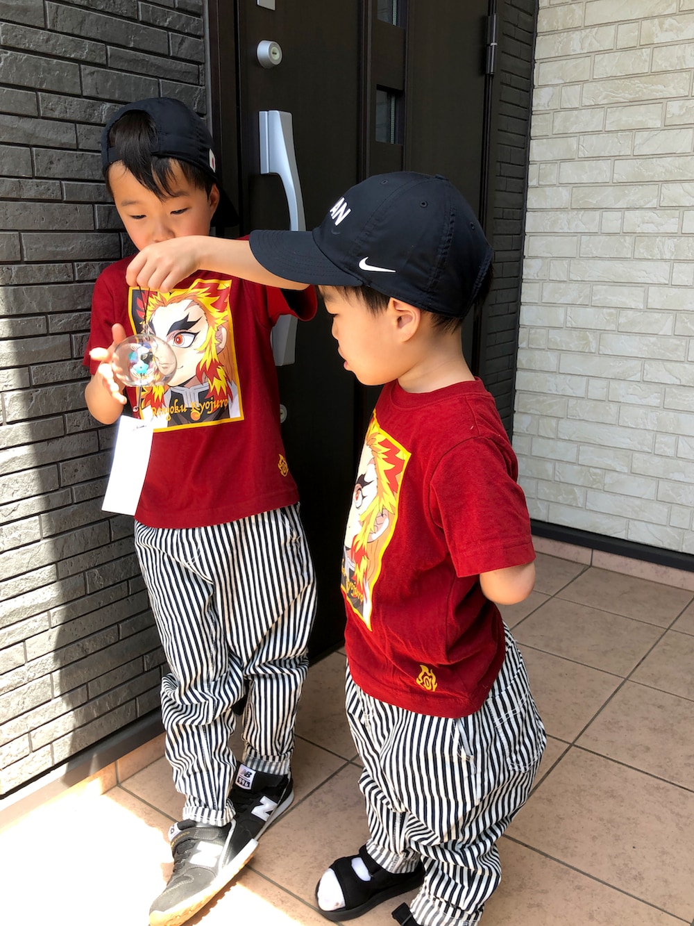 レッド系のTシャツ/カットソー、ホワイト系のその他パンツ、その他のラッピングキットを着用したキッズの春コーディネートの3枚目の写真