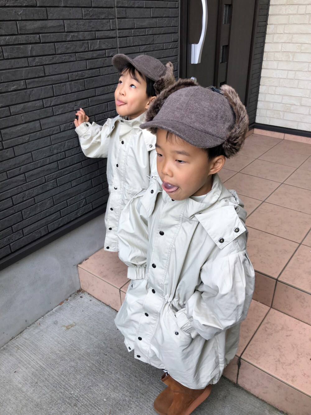 ベージュ系のモッズコート、ベージュ系のモッズコート、ホワイト系のその他パンツを着用したキッズの冬コーディネートの2枚目の写真
