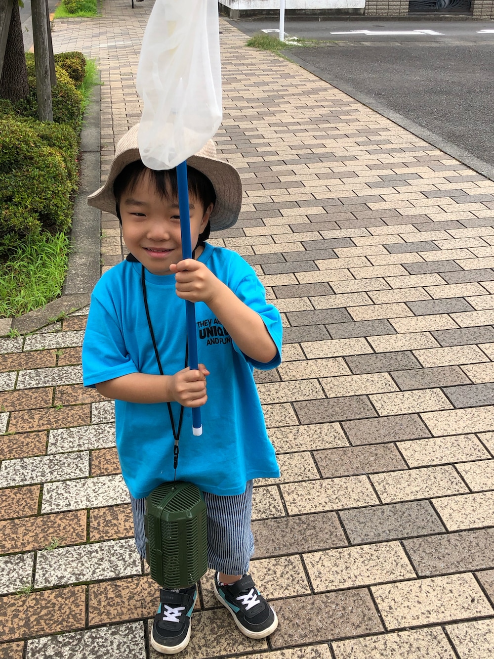 ブラック系のTシャツ/カットソー、ブルー系のTシャツ/カットソー、ブルー系のデニムパンツを着用したキッズの夏コーディネートの3枚目の写真
