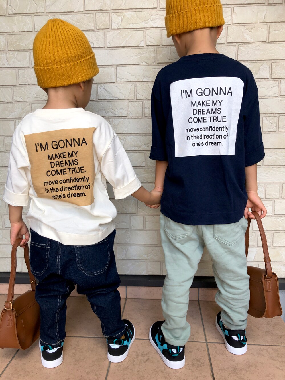 ブルー系のTシャツ/カットソー、ホワイト系のTシャツ/カットソー、ブルー系のデニムパンツを着用したキッズの秋コーディネートの3枚目の写真