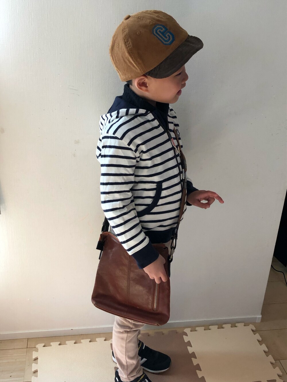 ホワイト系のパーカーを着用したキッズの冬コーディネートの2枚目の写真