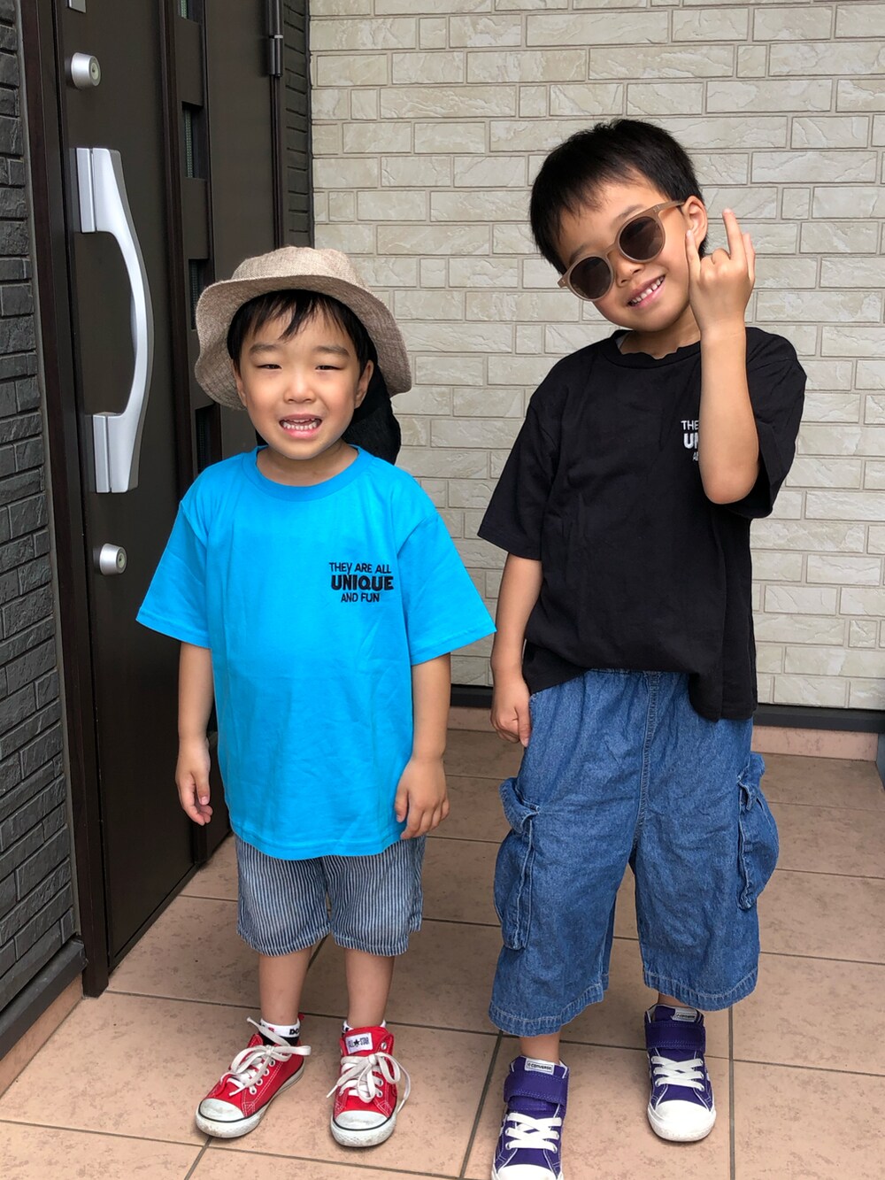 ブラック系のTシャツ/カットソー、ブルー系のTシャツ/カットソー、ブルー系のデニムパンツを着用したキッズの夏コーディネートの2枚目の写真