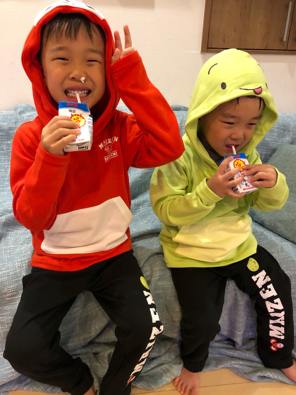 レッド系のルームウェア/パジャマ、グリーン系のルームウェア/パジャマを着用したキッズの秋コーディネートの4枚目の写真