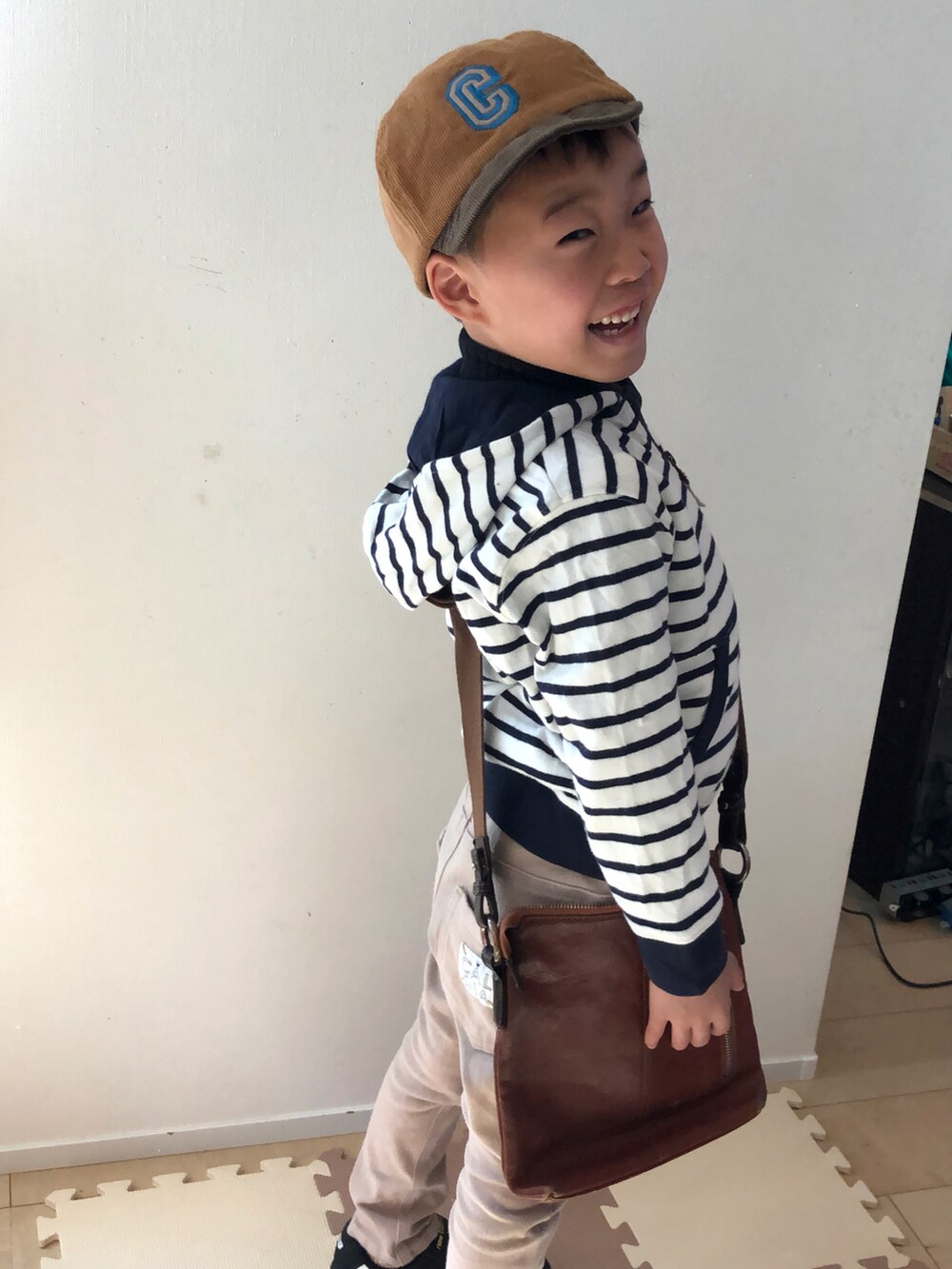 ホワイト系のパーカーを着用したキッズの冬コーディネートの4枚目の写真