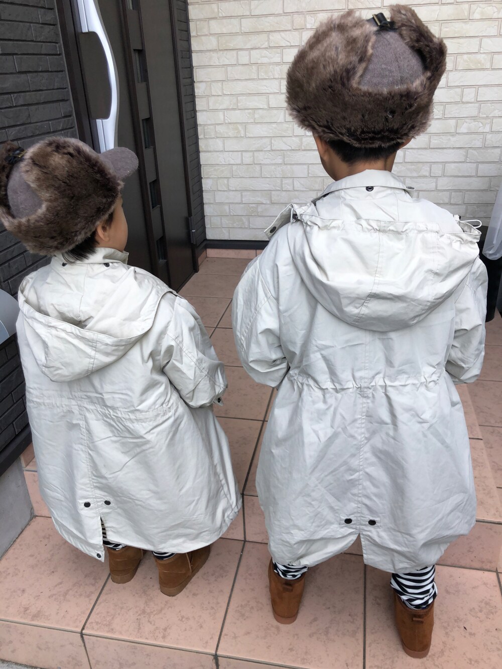 ベージュ系のモッズコート、ベージュ系のモッズコート、ホワイト系のその他パンツを着用したキッズの冬コーディネートの3枚目の写真