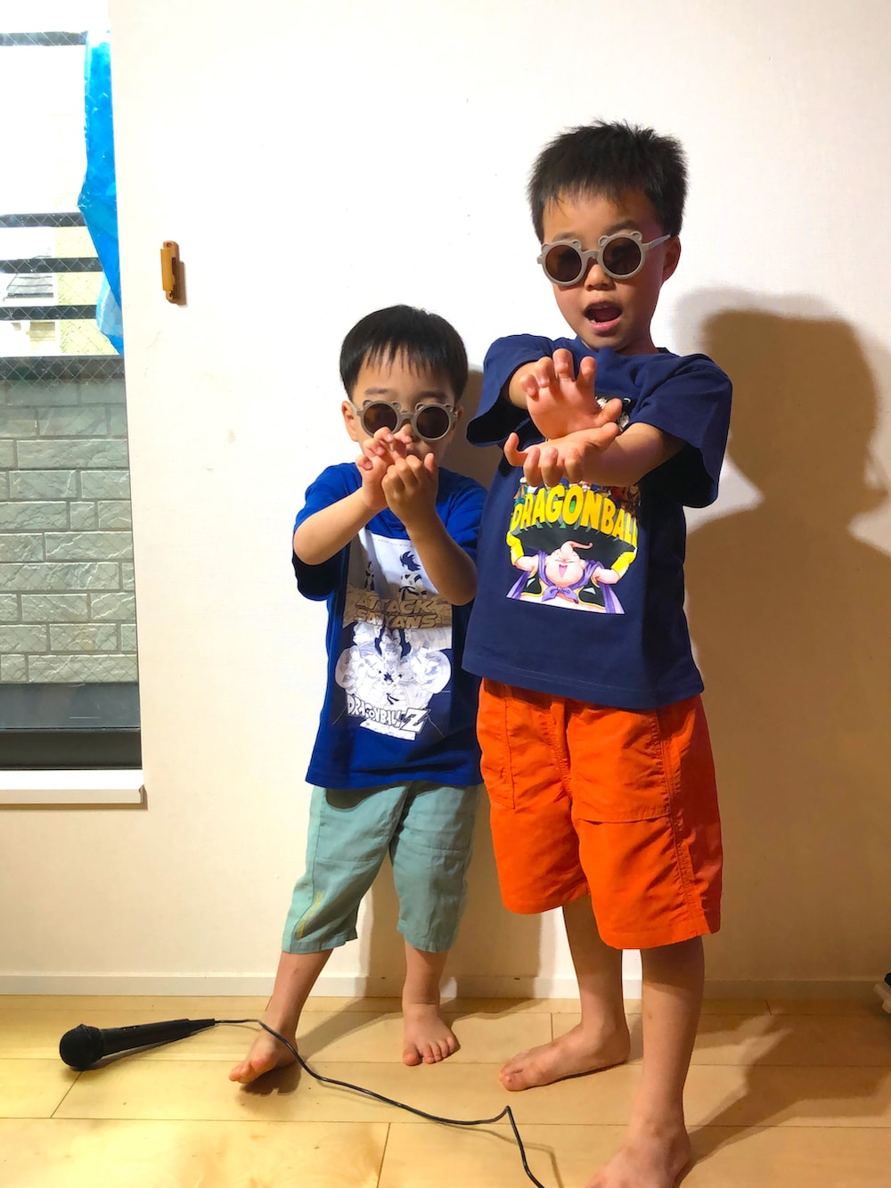 オレンジ系のその他パンツ、ブルー系のTシャツ/カットソー、ブルー系のTシャツ/カットソーを着用したキッズの春コーディネートの2枚目の写真