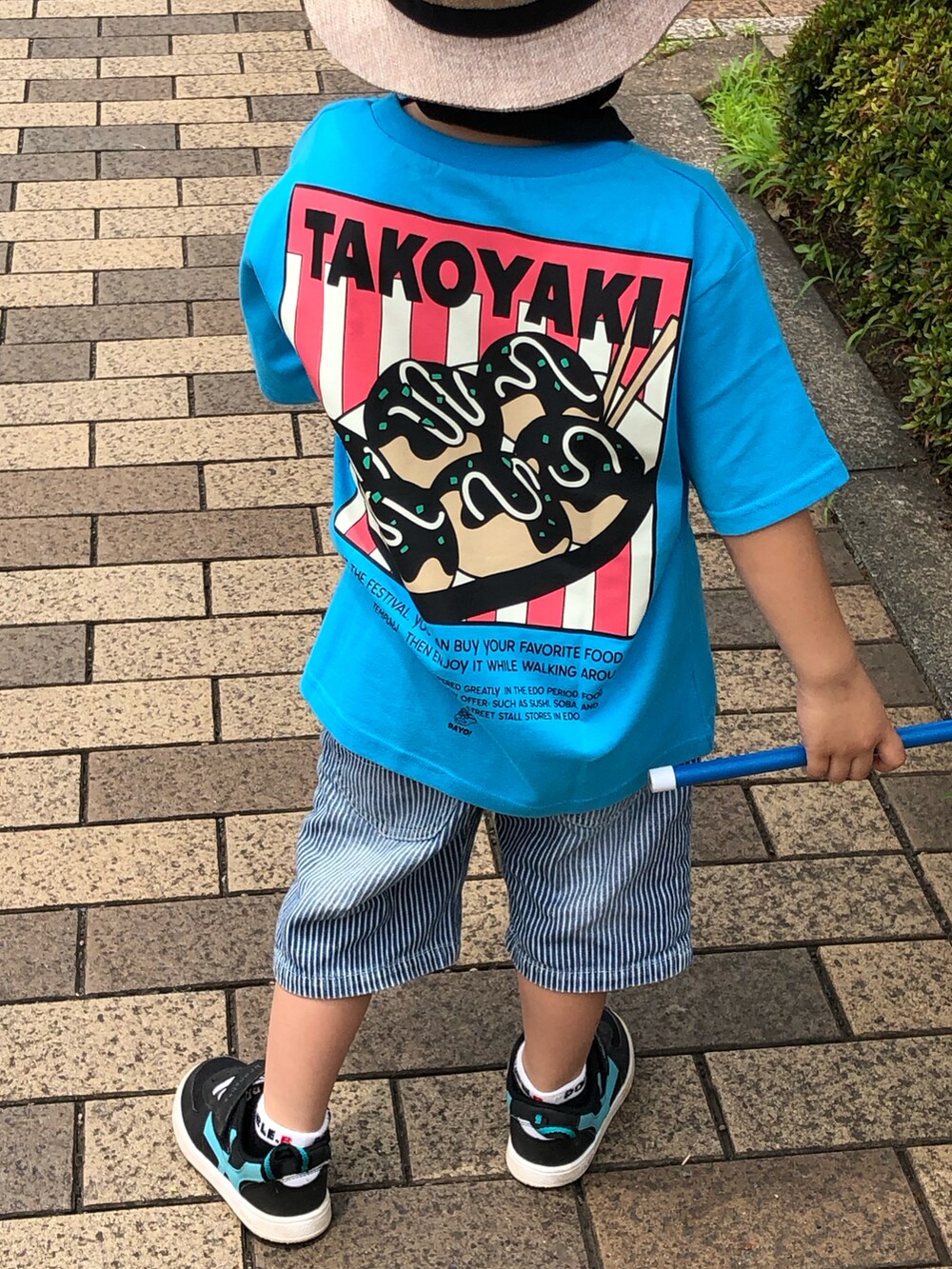 ブラック系のTシャツ/カットソー、ブルー系のTシャツ/カットソー、ブルー系のデニムパンツを着用したキッズの夏コーディネートの4枚目の写真