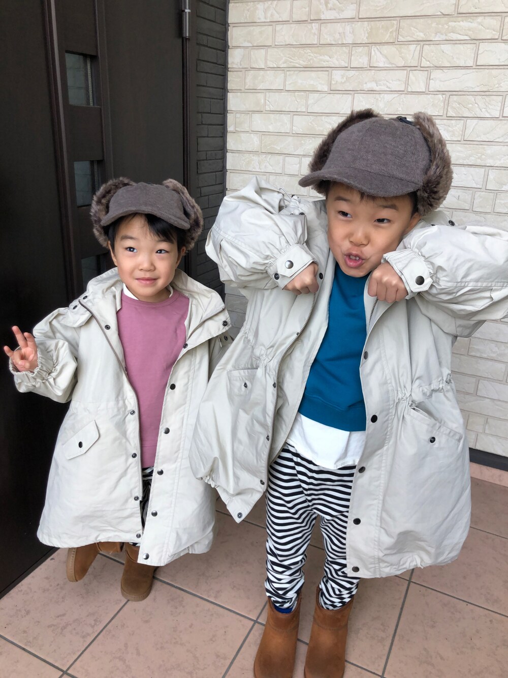 ベージュ系のモッズコート、ベージュ系のモッズコート、ホワイト系のその他パンツを着用したキッズの冬コーディネートの4枚目の写真