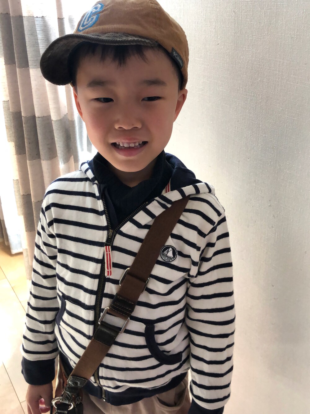 ホワイト系のパーカーを着用したキッズの冬コーディネートの3枚目の写真