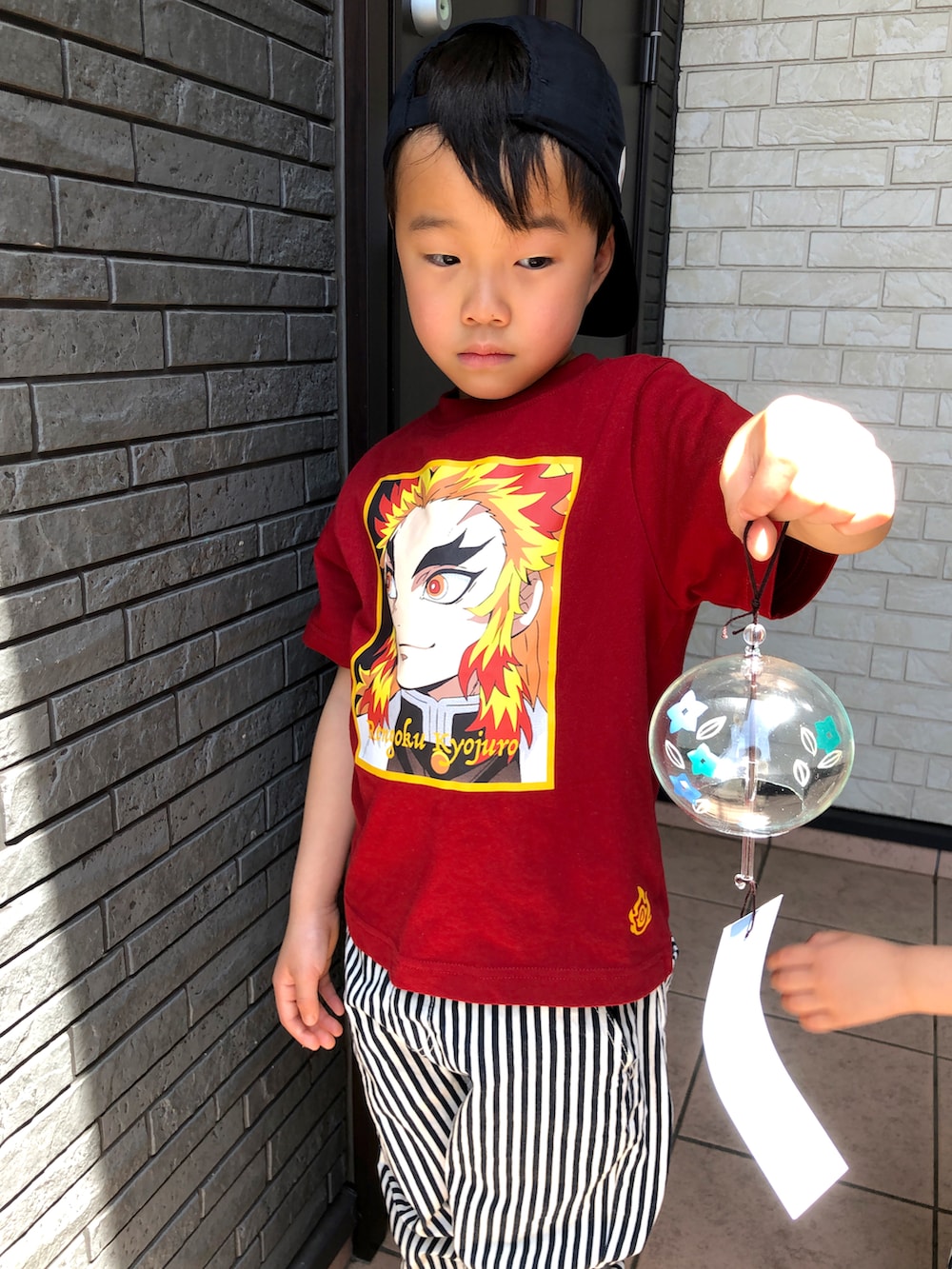 レッド系のTシャツ/カットソー、ホワイト系のその他パンツ、その他のラッピングキットを着用したキッズの春コーディネートの2枚目の写真