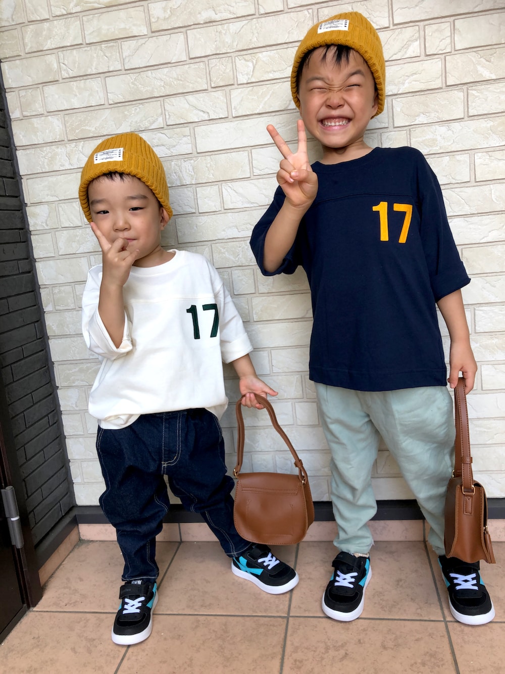 ブルー系のTシャツ/カットソー、ホワイト系のTシャツ/カットソー、ブルー系のデニムパンツを着用したキッズの秋コーディネートの2枚目の写真
