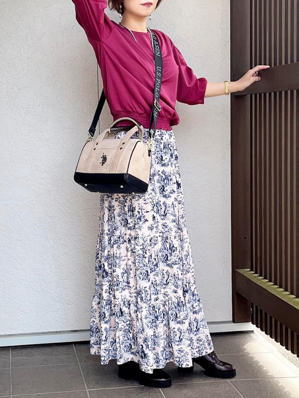 「秋ルック紹介するよ、秋冬コーデ、休日スタイル、秋服、秋服コーデ、大人かわいい、オフィスカジュアル」｜「U.S. POLO ASSN.の【U.S. POLO ASSN.】 ユーエスポロアッスン　コーデュロイ　クロスボディショルダーバッグ　USPA-2632（ショルダーバッグ、ベージュ系）」を使った、えりりんさん（レディース・161cm）の秋コーディネートの3枚目の写真