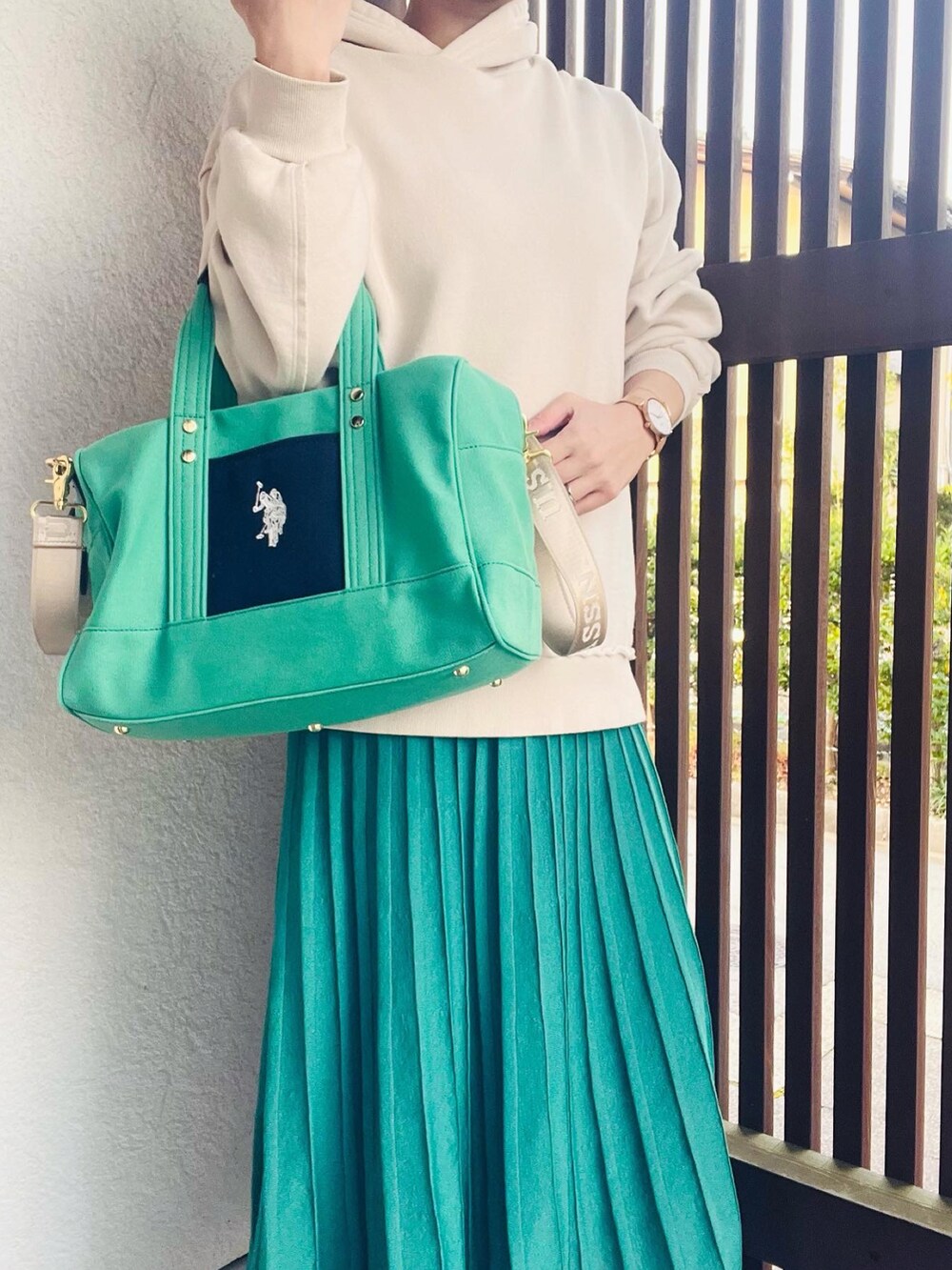 「秋冬コーデ、シンプルコーデ、お出かけコーデ、秋コーデ、おしゃれさんと繋がりたい、パーカーコーデ」｜「THE SHINZONEのPLEATS KNIT SKIRT（スカート、グリーン系）」を使った、えりりんさん（レディース・161cm）の秋コーディネートの2枚目の写真
