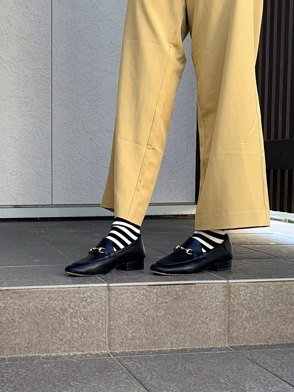 「秋服コーデ、休日スタイル、大人カジュアル、ラクチンコーデ、大人女子、秋のコーデ、カジュアルガーリー、秋ルック紹介するよ」｜「mis zapatosの合皮ロングスカートトート（トートバッグ、ブルー系）」を使った、えりりんさん（レディース・161cm）の秋コーディネートの5枚目の写真