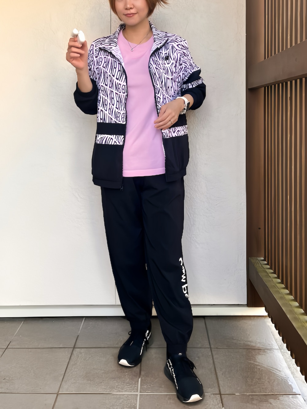 「秋服まるっと大公開、オトナカジュアル、スポーツミックス、スポーツウェア、ファッションを楽しもう」｜「NEW BALANCEのニューバランス New Balance ウーブンストレッチジョガー_（その他パンツ、ブラック系）」を使った、えりりんさん（レディース・161cm）の秋コーディネートの2枚目の写真