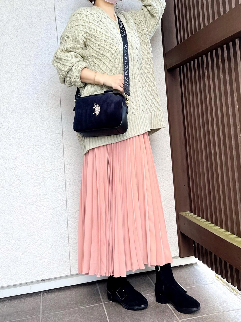 「秋ルック紹介するよ、秋冬コーデ、オトナ女子、ニットコーデ、通勤スタイル、カジュアルスタイル」｜「B:MING LIFE STORE by BEAMSのアイテム（スカート、ピンク系）」を使った、えりりんさん（レディース・161cm）の秋コーディネートの2枚目の写真