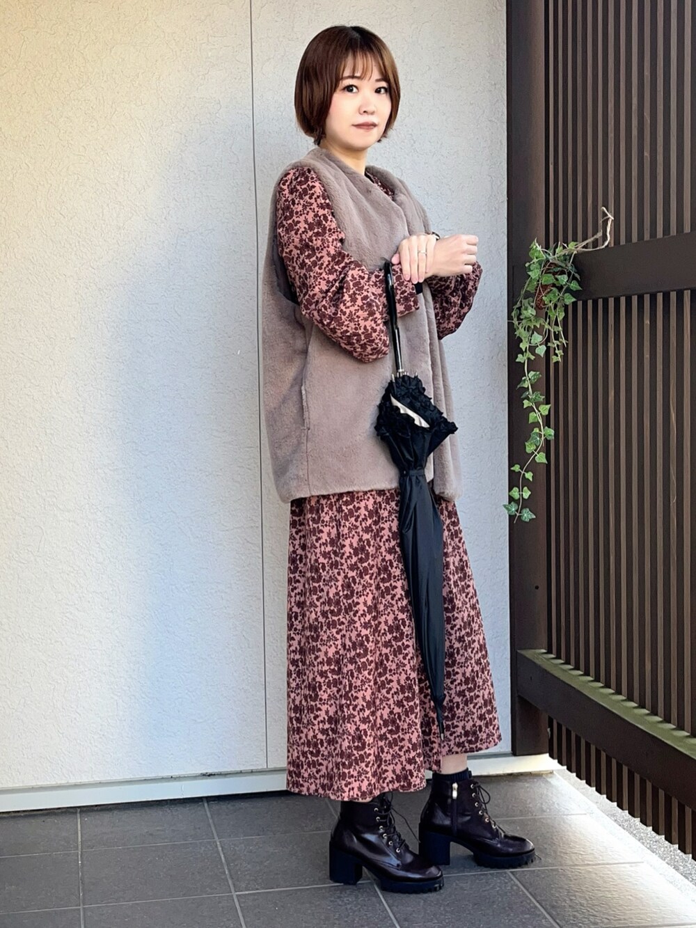 「秋服コーデ、シンプルコーデ、オトナカジュアル、大人コーデ、キレイめカジュアル、今日のコーデ」｜「NANO universeのフラワープリントワンピース（ワンピース、ピンク系）」を使った、えりりんさん（レディース・161cm）の秋コーディネートの3枚目の写真