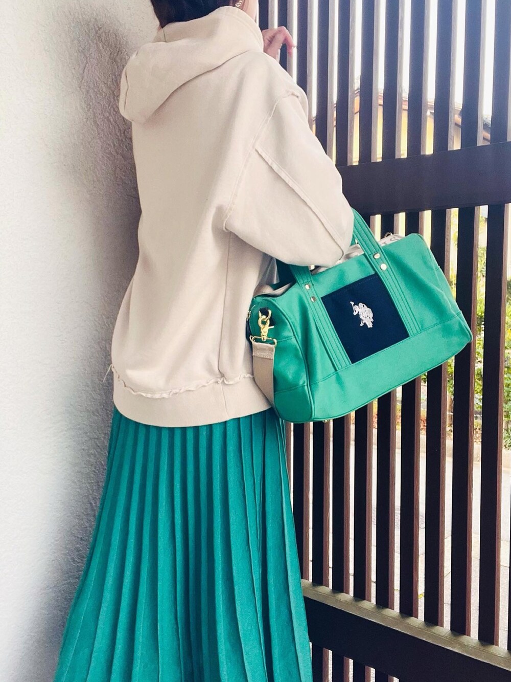 「秋冬コーデ、シンプルコーデ、お出かけコーデ、秋コーデ、おしゃれさんと繋がりたい、パーカーコーデ」｜「THE SHINZONEのPLEATS KNIT SKIRT（スカート、グリーン系）」を使った、えりりんさん（レディース・161cm）の秋コーディネートの4枚目の写真